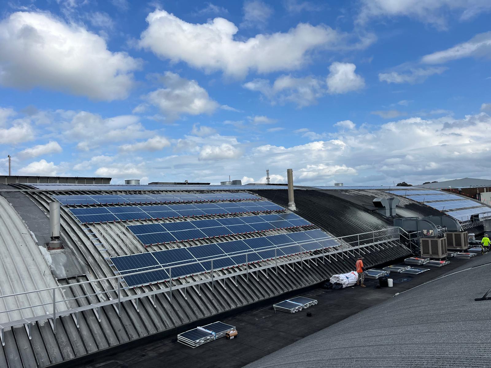 C&I Dach-PV: retrofit auf gebogenem Industriedach