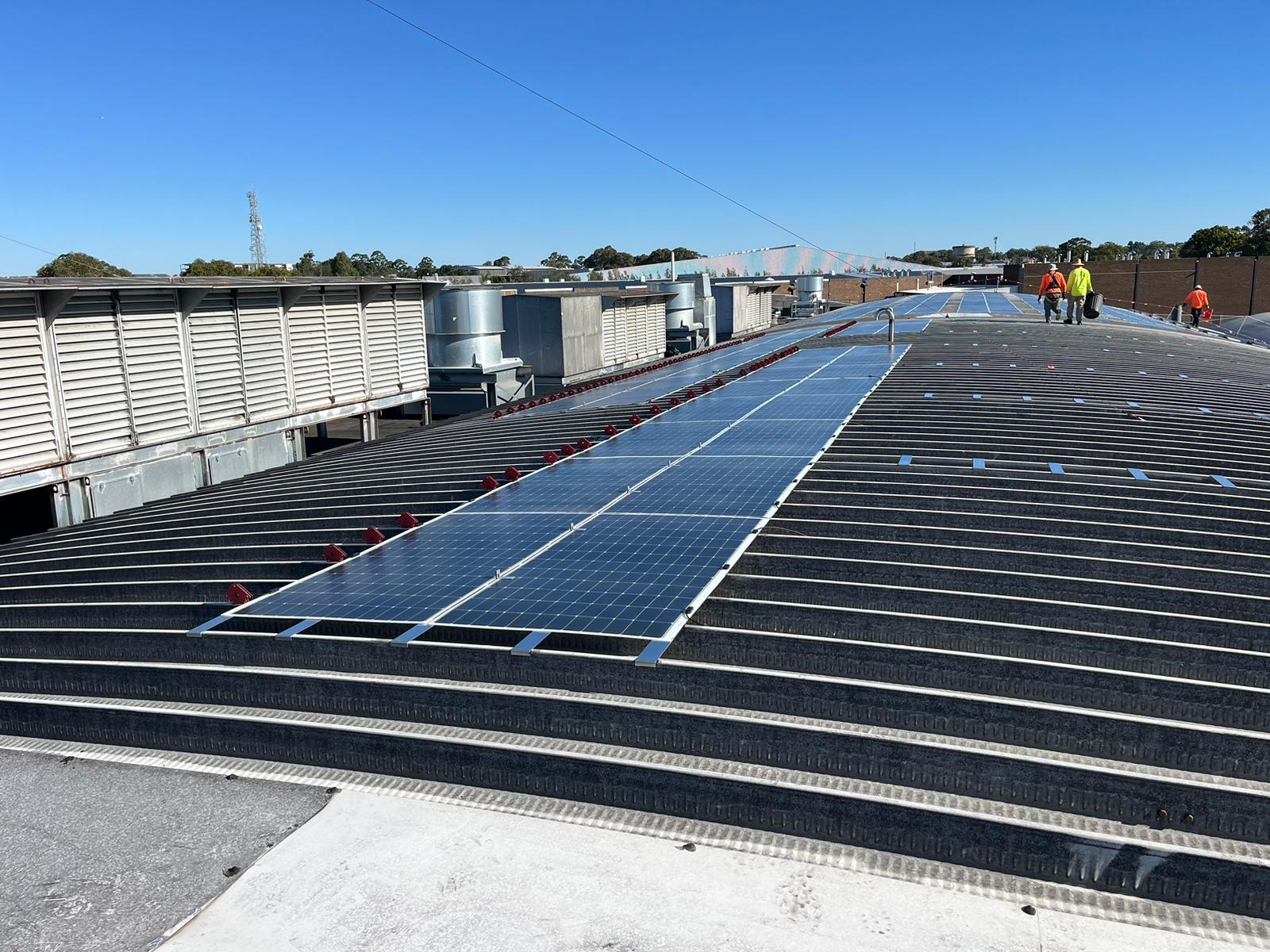 C&I Dach-PV: String-Layout und Montage auf Industriehalle